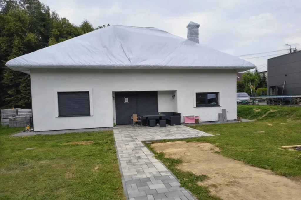 dom przykryty folią fumigacja